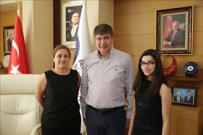 Antalya Büyükşehir Belediye Başkanı Menderes Türel´in maddi ve manevi desteğiyle Amerika´da piyano eğitimi alan 15 yaşındaki Elif Işıl Karakaş, Teksas eyalet birincisi olarak Türkiye´nin ve Antalya´nın göğsünü kabarttı.