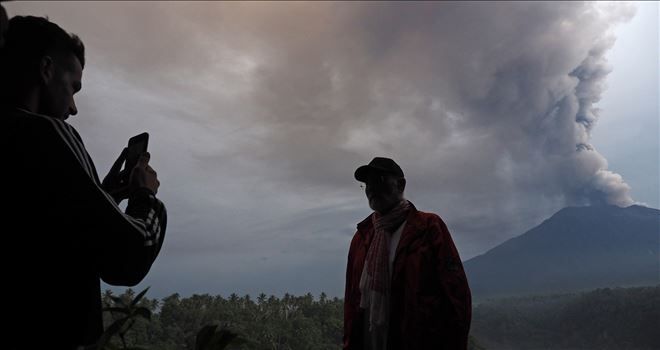Bali´deki Agung yanardağı kül ve duman püskürtmeye başladı