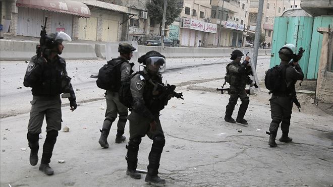 İsrail askerlerinin bir kasabaya baskınında 3 Filistinli yaralandı