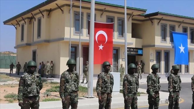 Mogadişu´daki Türk askeri eğitim merkezi ilk mezunlarını verdi