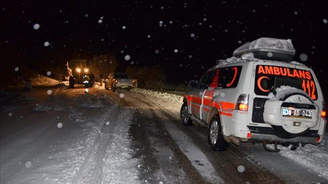 Yolu kar ve tipiden kapanan köydeki hasta kurtarıldı