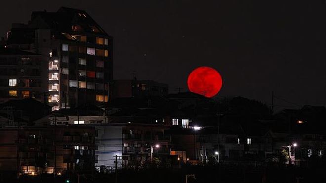 Kanlı Ay.. Yirmibirinci yüz yılın en uzun ay tutulması