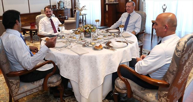    Erdoğan ve Katar Şeyhi Yemekte Bir Araya Geldi! Masada Terörle Mücadele ve Ekonomi Var