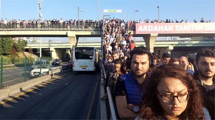 Metrobüse ulaşım krizinin sebebi yönetim zafiyeti: Koordinasyon toplantıları yapılmıyor