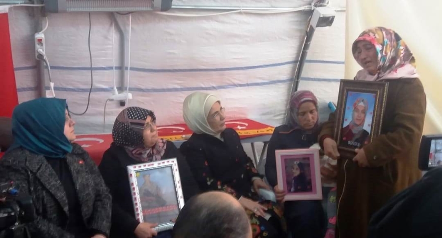 Emine Erdoğan’dan HDP önünde nöbet tutan annelere ziyaret