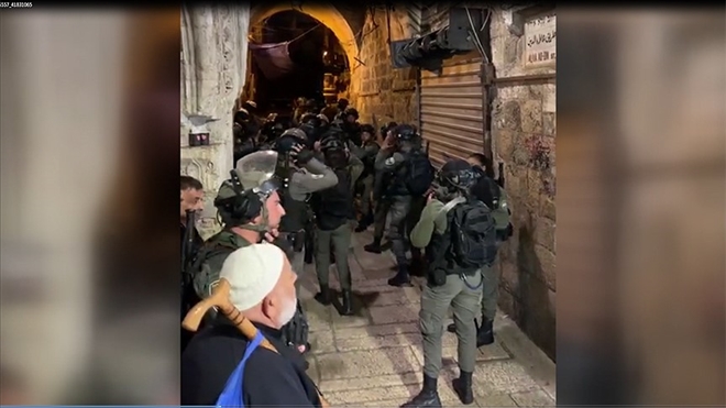 İsrail polisi Mescid-i Aksa´da nöbet tutan cemaate saldırdı