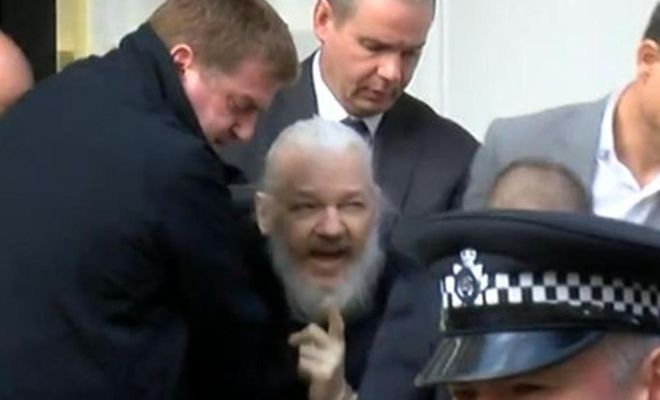Assange 7 yıl sonra gözaltına alındı