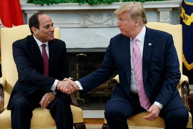 Batı Sisi´nin diktatörlüğüne göz yumarken, Mısır tehlikeli bir şekilde demokrasiden uzaklaşıyor