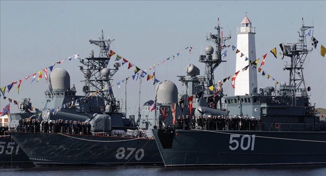 Rus savaş gemileriRus gemileri NATO tatbikatının yapıldığı bölgede nöbete başladı