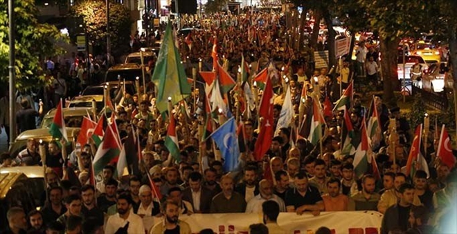 Fatih Cami´nde iftarını açan binlerce kişi Mavi Marmara için yürüdü