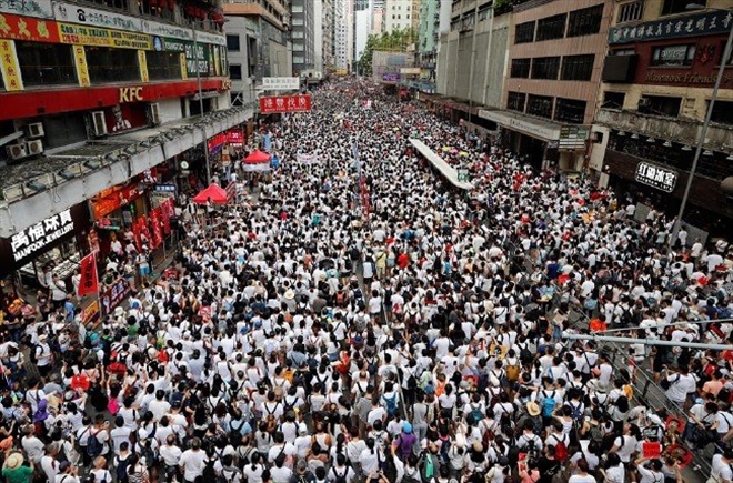 Hong Kong´da yüz binler protesto için sokakta