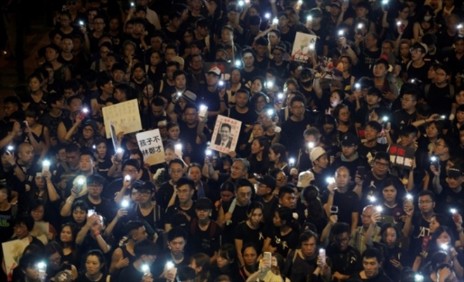 Gençler Hong Kong yönetimini şimdilik dize getirdi