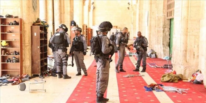 İsrail Polisi Mescid-i Aksa´da Cemaate Saldırdı 