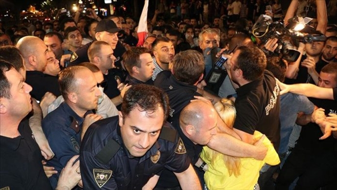 Gürcistan´da protestocular ve polis arasında arbede..
