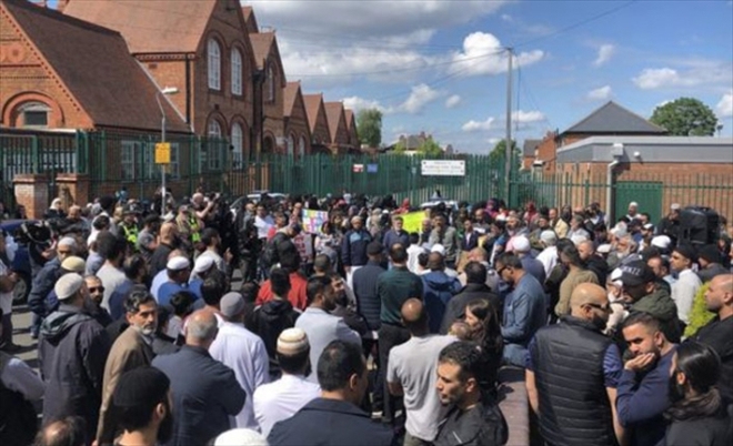 İngiliz vekilden protestocu Müslüman velilere destek