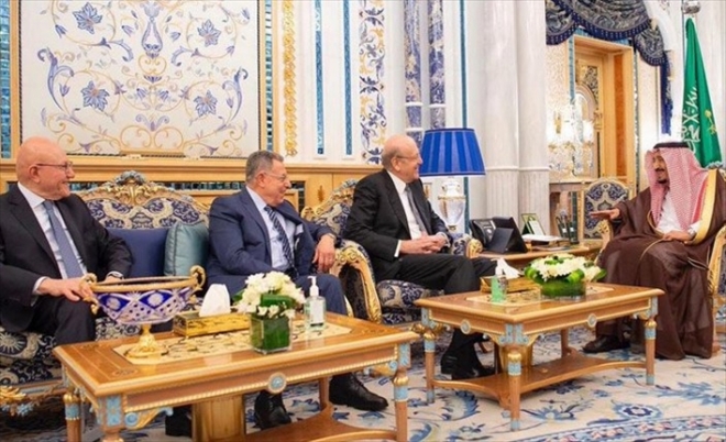 Suud Kralı Lübnan eski başbakanları ile özel toplandı