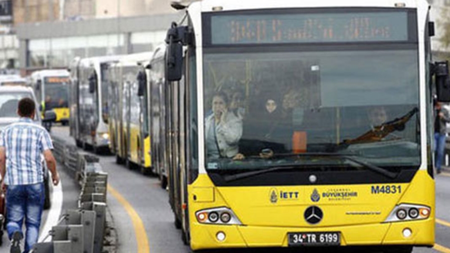 İBB, sabah saatlerinde metrobüs duraklarında yaşanan yoğunluk nedeniyle özür diledi