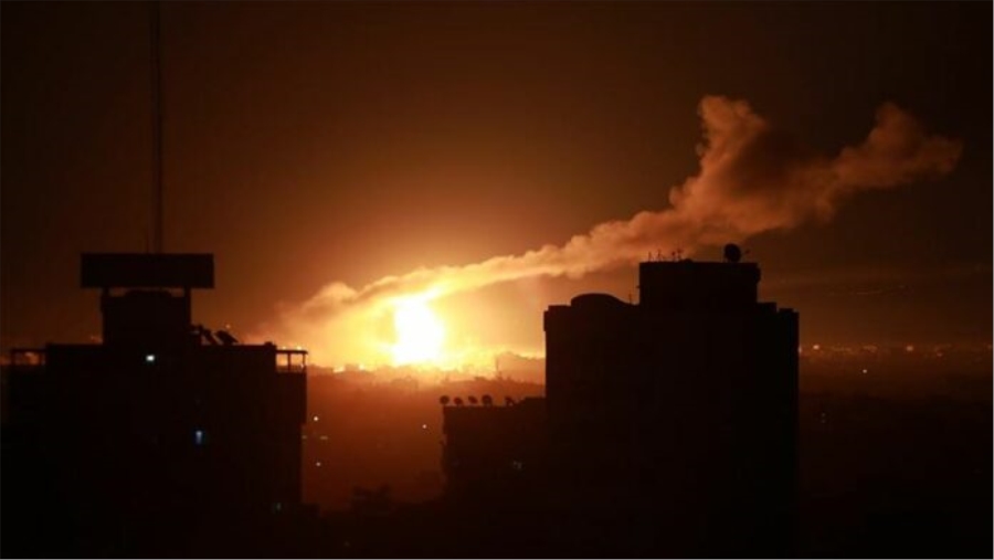 İsrail hava saldırısıyla Gazze’yi vurdu..