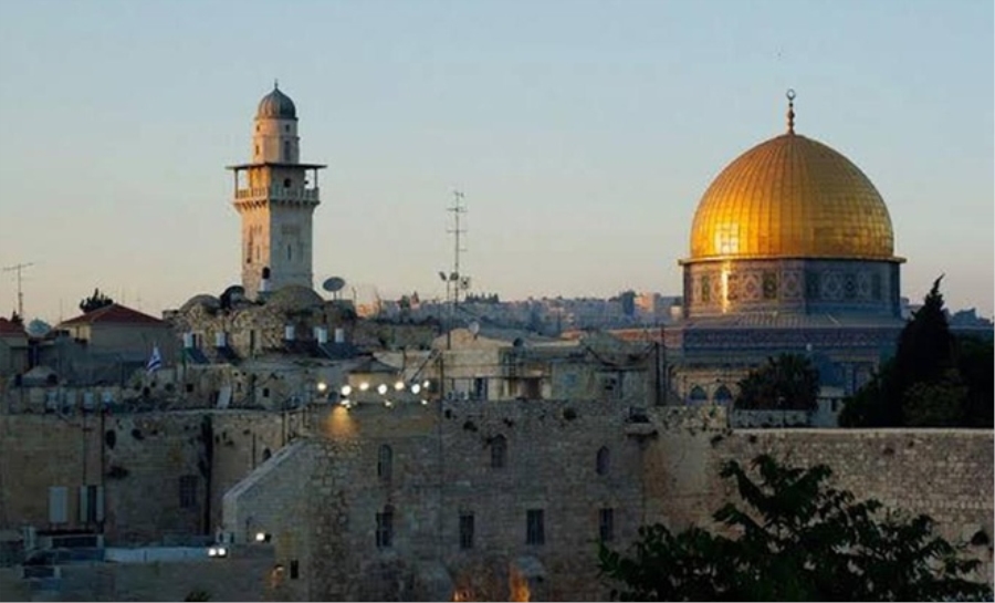işgalci çeteciler Kudüs’te bir camiyi ateşe verdi