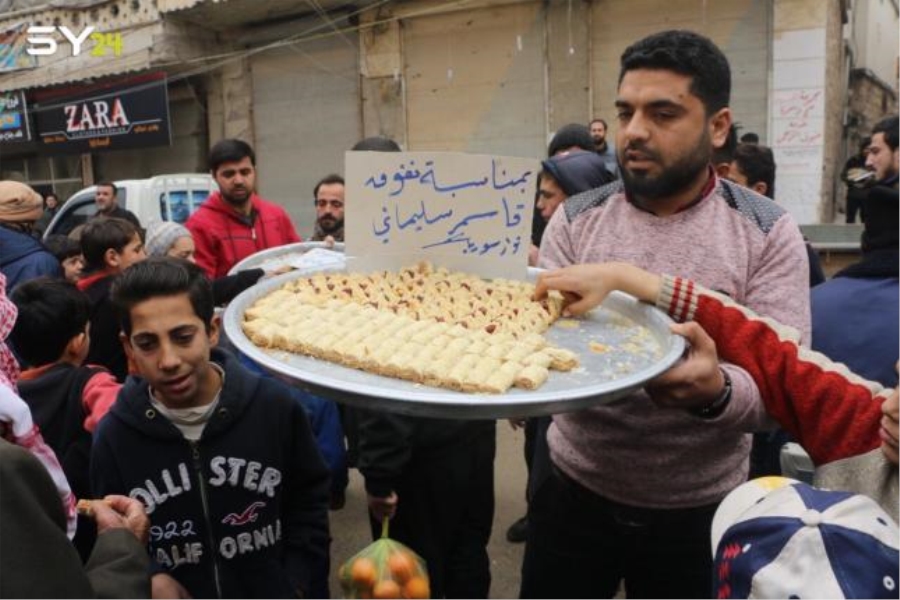 Suriyeliler, Süleymani’nin ölümünü İdlib ve Azez’de tatlı dağıtarak kutladı