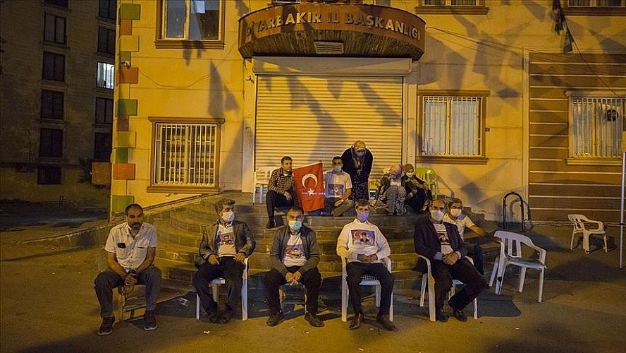 Diyarbakır Anneleri HDP İl Başkanlığı binası önündeki evlat nöbetini 24 saat tutacak.