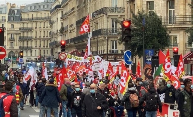 Macron hükümeti protesto edildi