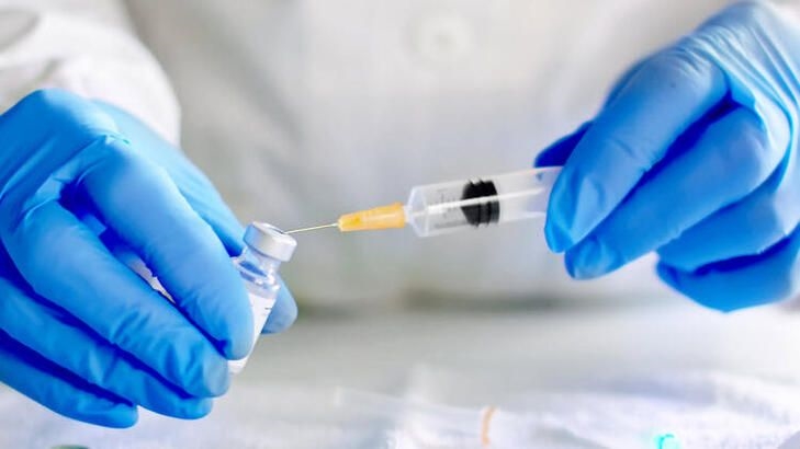 Koronavirüs aşısını bulan Türk doktor, normal yaşam için tarih verdi