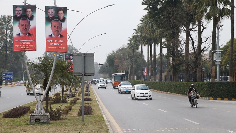 Pakistan sokaklarında İngilizce ve Türkçe afişler