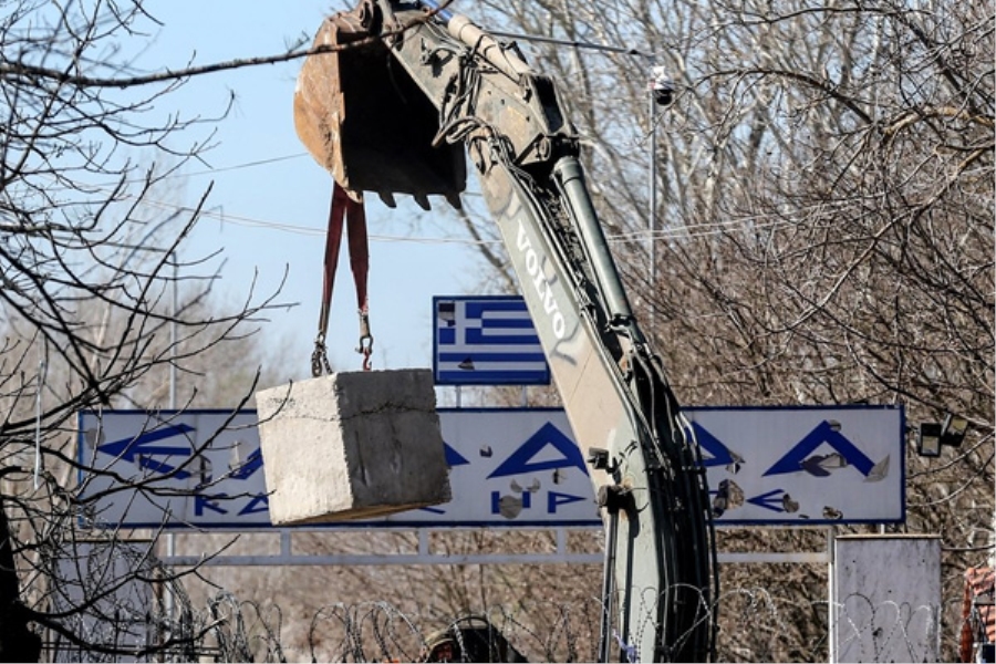 Yunanistan, sınır kapısına beton bloklar yerleştiriyor