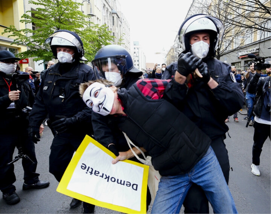Almanya’da Kovid-19 kısıtlamaları protesto edildi