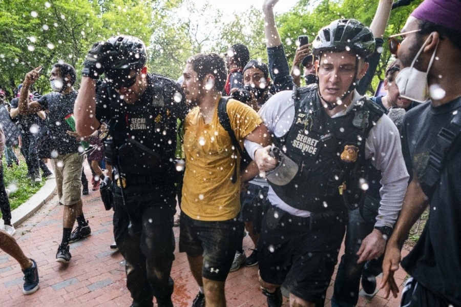 ABD’de polis şiddetini artırdı, ırkçılığa karşı öfke büyüyor