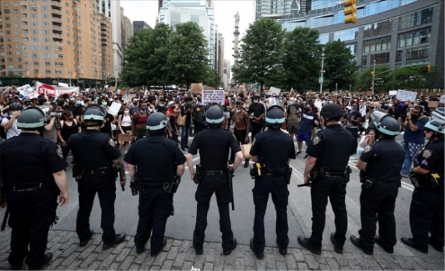 New York Valisi Cuomo kapsamlı polis reformu yasasını imzaladı