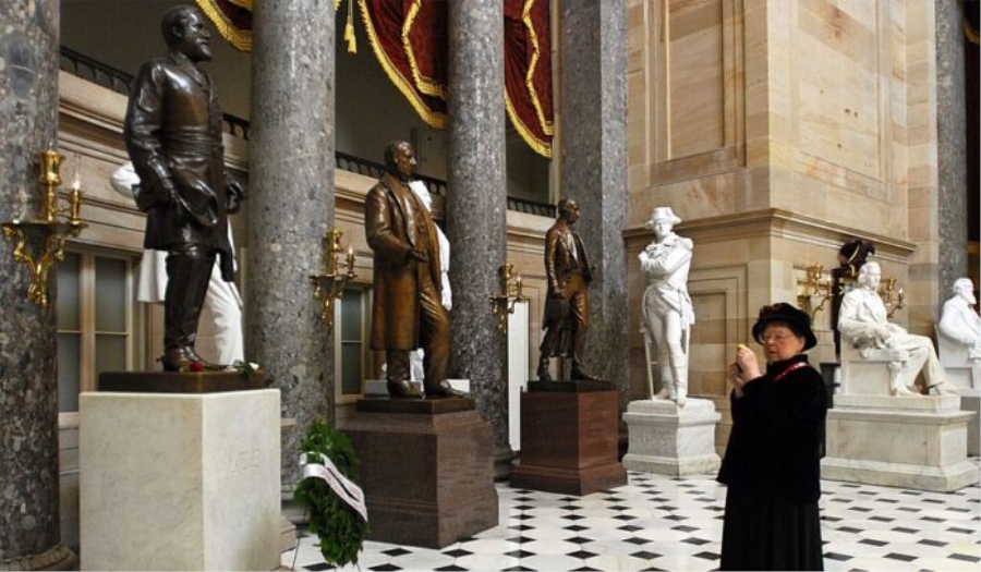 Amerikan Kongresi’ndeki heykeller de hedefte.. Pelosi “10 heykel kalksın” görüşünde…