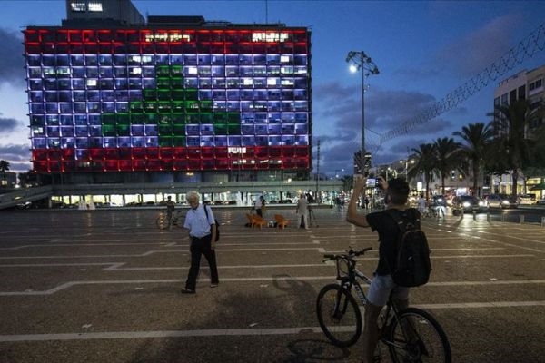Tel Aviv Belediye binası Lübnan bayrağıyla aydınlatıldı