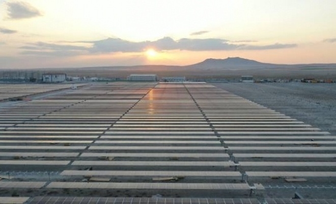 Dünyanın en büyük güneş enerji santrali elektrik üretimine başladı