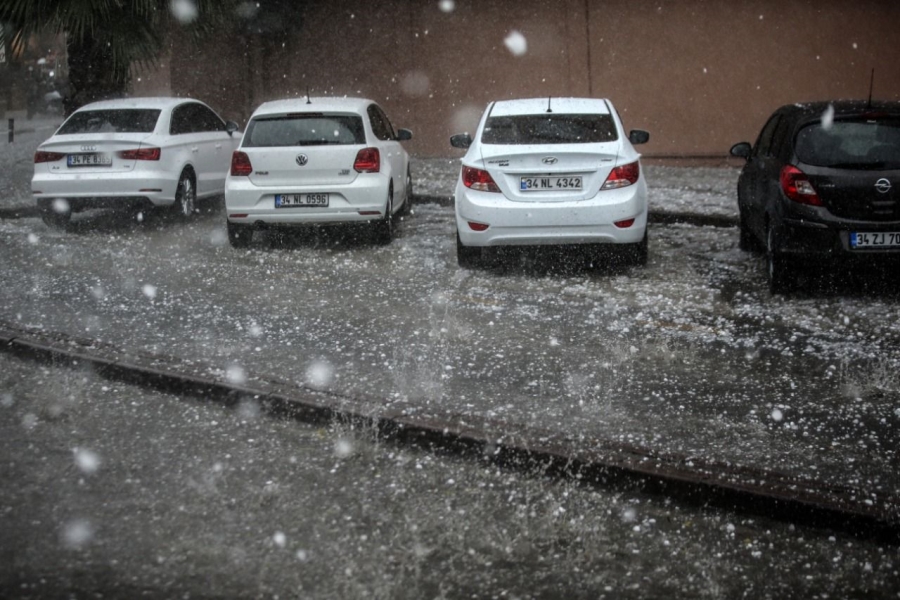 İstanbul’da sağanak yağmur ve dolu zor anlar yaşattı.