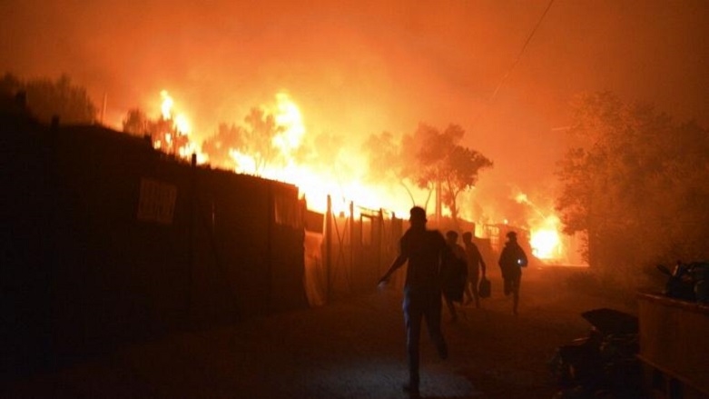 Karantinadaki mülteci kampında yangın: Adada OHAL ilan edildi