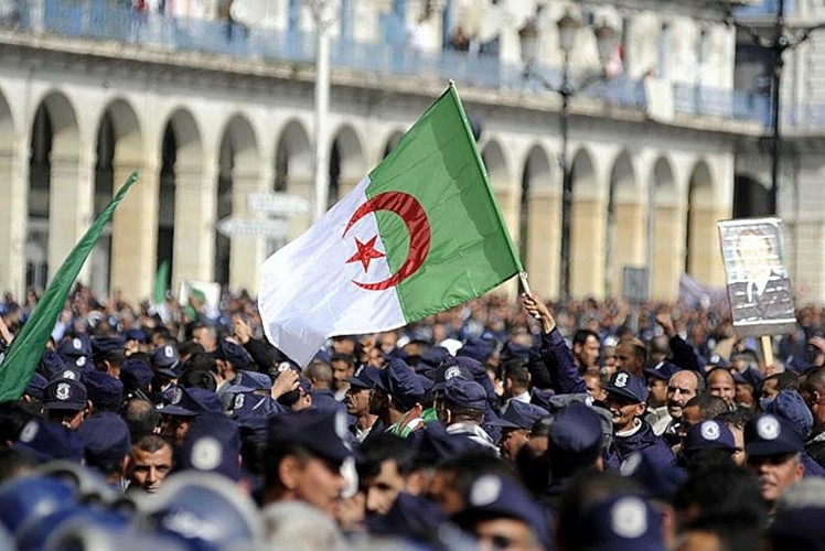 Cezayir bir bakanlıkta daha Fransızcaya son verdi