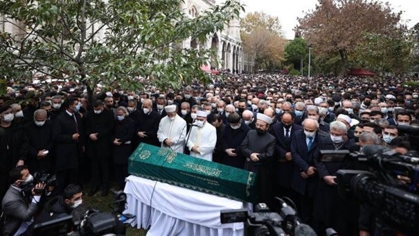 “Kültür Bakanı, ölümcül şekilde hasta değildiyse Sezai Karakoç’un cenazesinde olmalıydı”