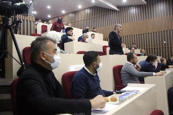 Özcan’ın ırkçı teklifleri belediye meclisinden geçti: İki CHP’li üye çekimser kaldı, diğer CHP ve İYİ Partili üyeler “evet” dedi
