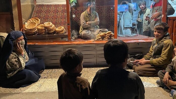 Yoksul halk fırınların önünde bir ekmek için yardım bekliyor..