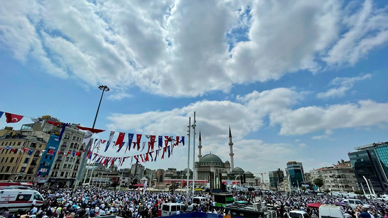 Taksim Camii, binlerce kişinin katılımıyla ibadete açıldı