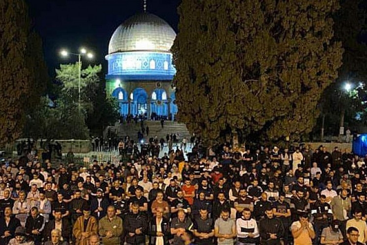 Binlerce Filistinli sabah namazı için yine Mescid-i Aksa