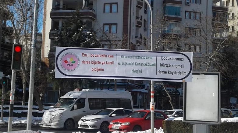 PAK’tan pankartlarla Kürtçe seçmeli ders çağrısı