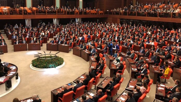 CHP, Kılıçdaroğlu’nun duyurduğu üç maddelik başörtüsü teklifini Meclis’e sundu