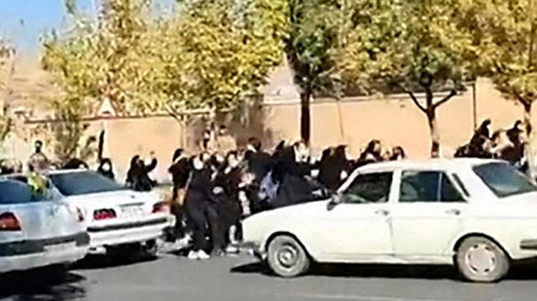 İran’da protestolar liselere sıçradı
