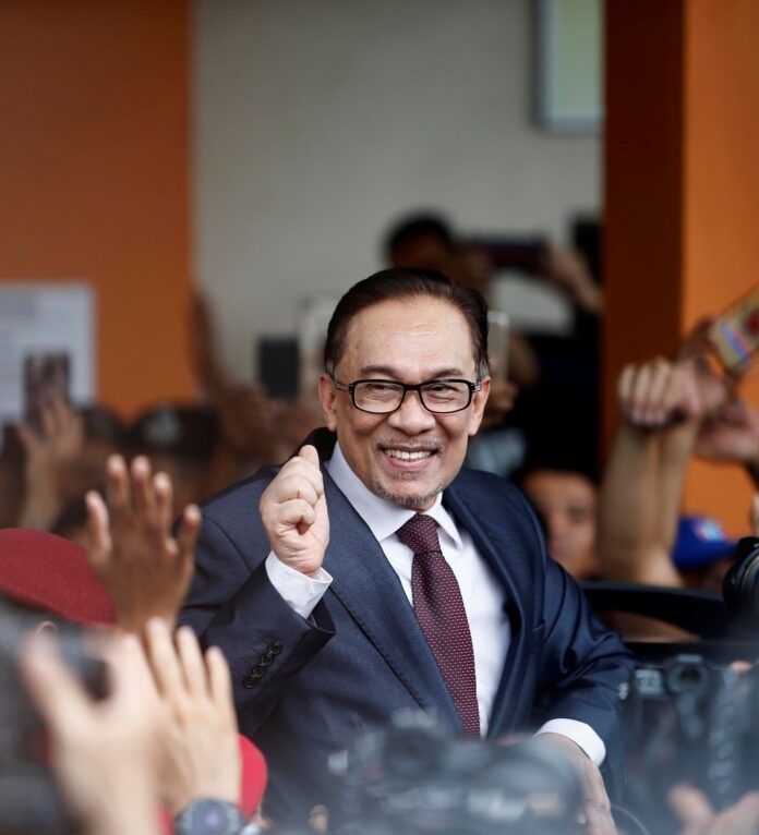Malezya’da Enver İbrahim zaferi: En çok oyu aldı, fakat meclis çoğunluğunu kazanamadı