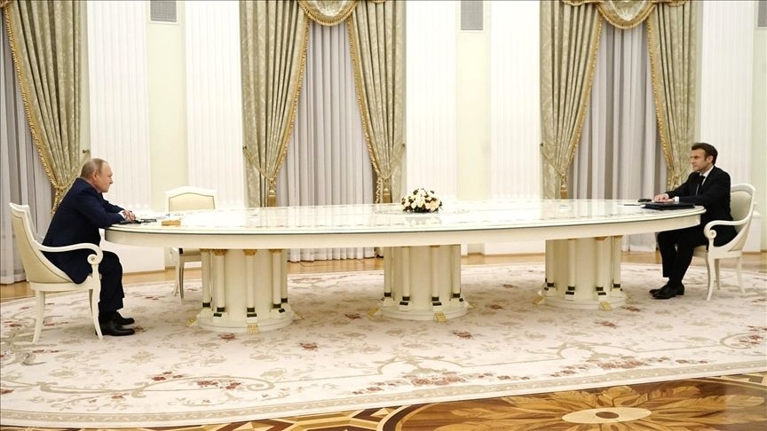 Putin ile Macron arasındaki 5 metrelik masanın sırrı ortaya çıktı