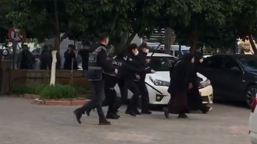 Furkan Vakfı yürüyüşüne polisten biber gazlı coplu müdahale