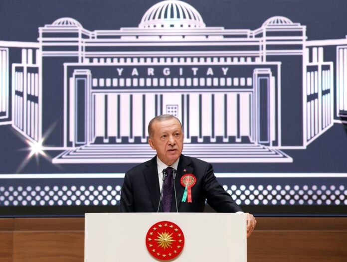 Erdoğan, Sedat Peker’in iddiaları hakkında ilk kez konuştu: “Adalet sistemini suç çetelerinin kirli oyunlarına kurban etmeye çalışıyorlar. Böyle rezilliğe izin vermeyeceğiz”
